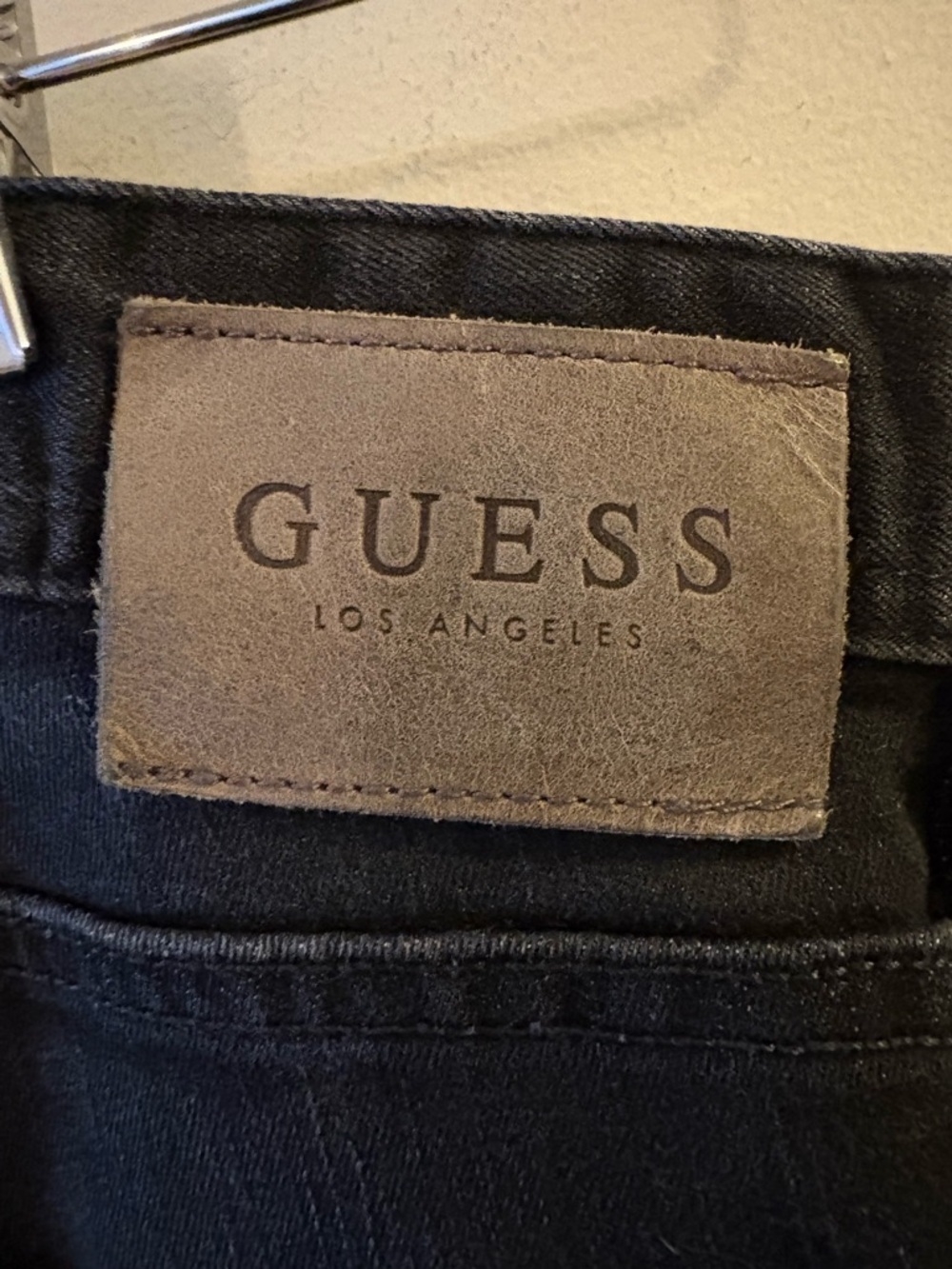 GUESS Men's Black Slim Straight Jeans, has subtle whiskering, Sz 32. - Picture 4 of 8